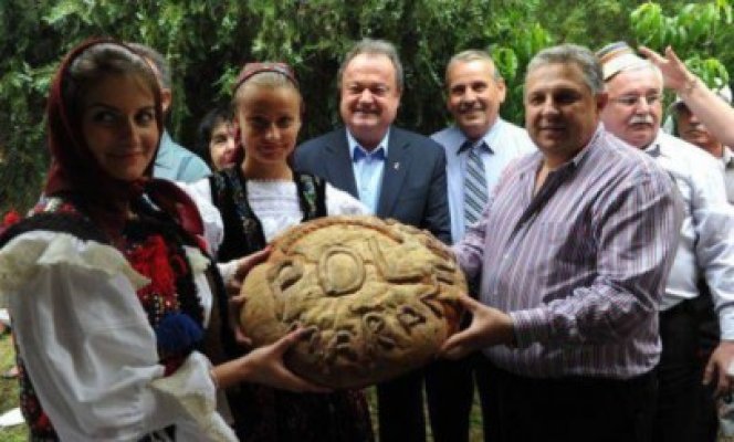 Mici şi bere, la petrecerea de 20 de ani a PDL